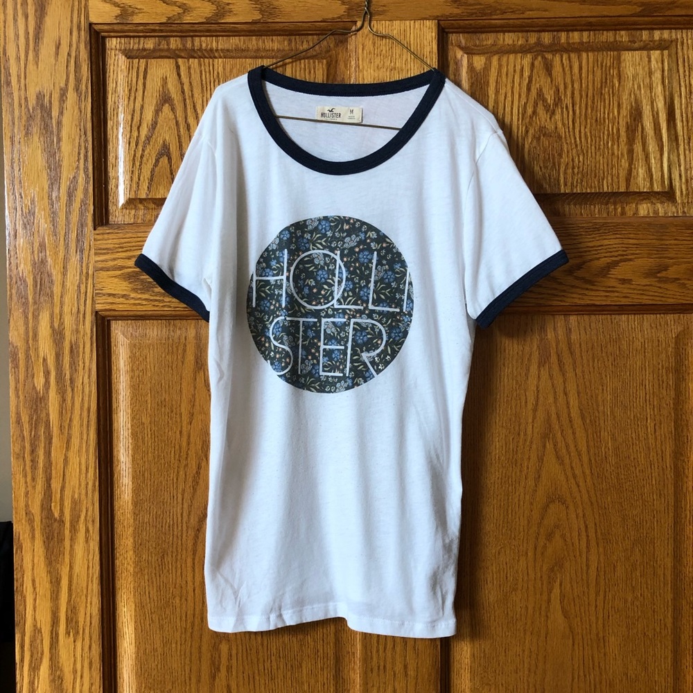 Hollister tshirt. Size Medium.
